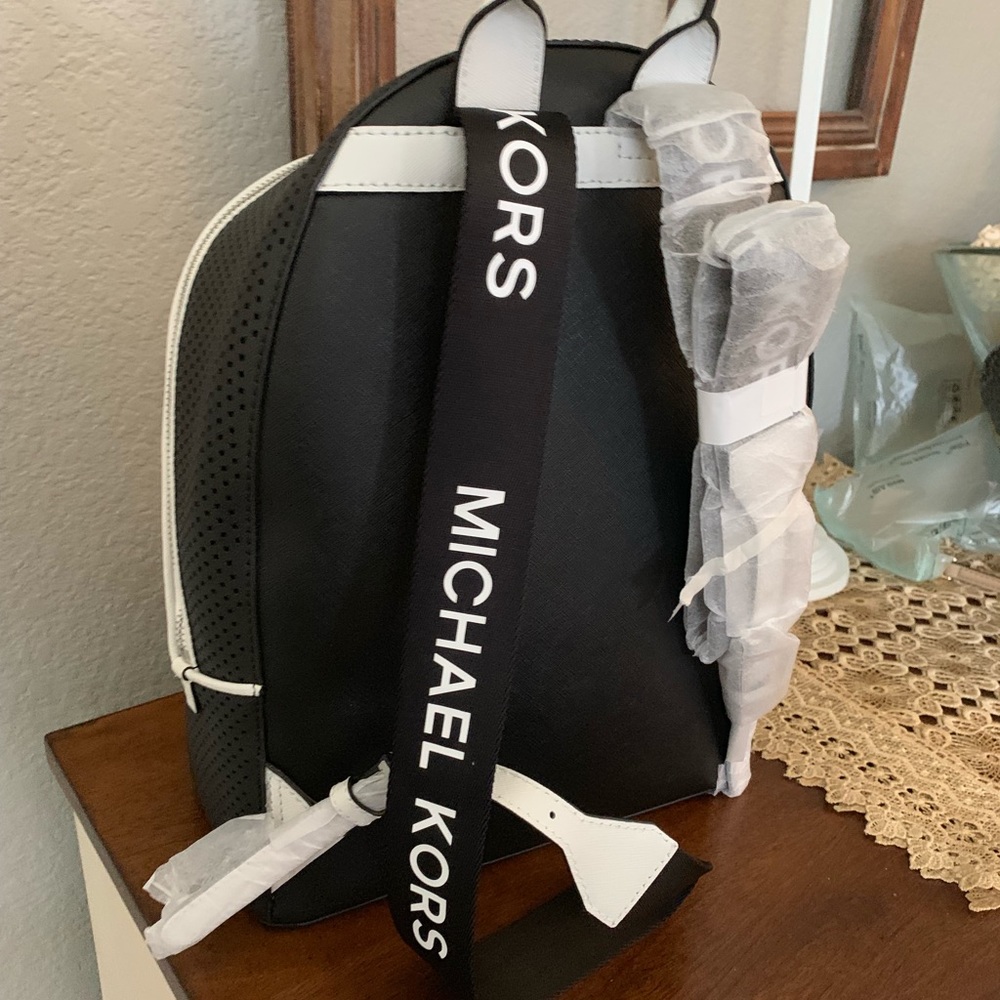New medium Backpack only  😍 - Picture 4 of 5